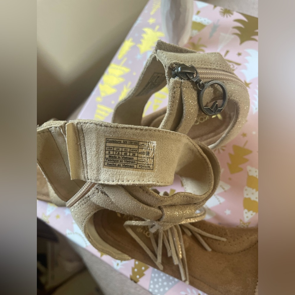 UGG Suede Tassel Wedge Frosted Almond/Tan/Cream Zippered Sandal NWOT Sz 9 - Picture 12 of 12